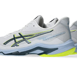 Innebandysko i vitt med Asics-design i blått och lime, välvd sula och snörning.