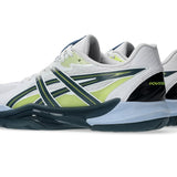 Innebandyssko Asics Powerbreak FF i vitt med gröna ränder och mörk sula