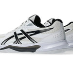 Innebandyaskor Asics Gel-Tactic 13 i vit med svarta detaljer, sidovy och sulkant