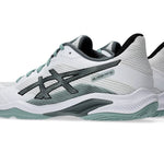 Innebandysko ASICS i vit och mint, sidovy med tydlig sulprofil