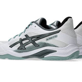 Innebandysko ASICS i vit och mint, sidovy med tydlig sulprofil