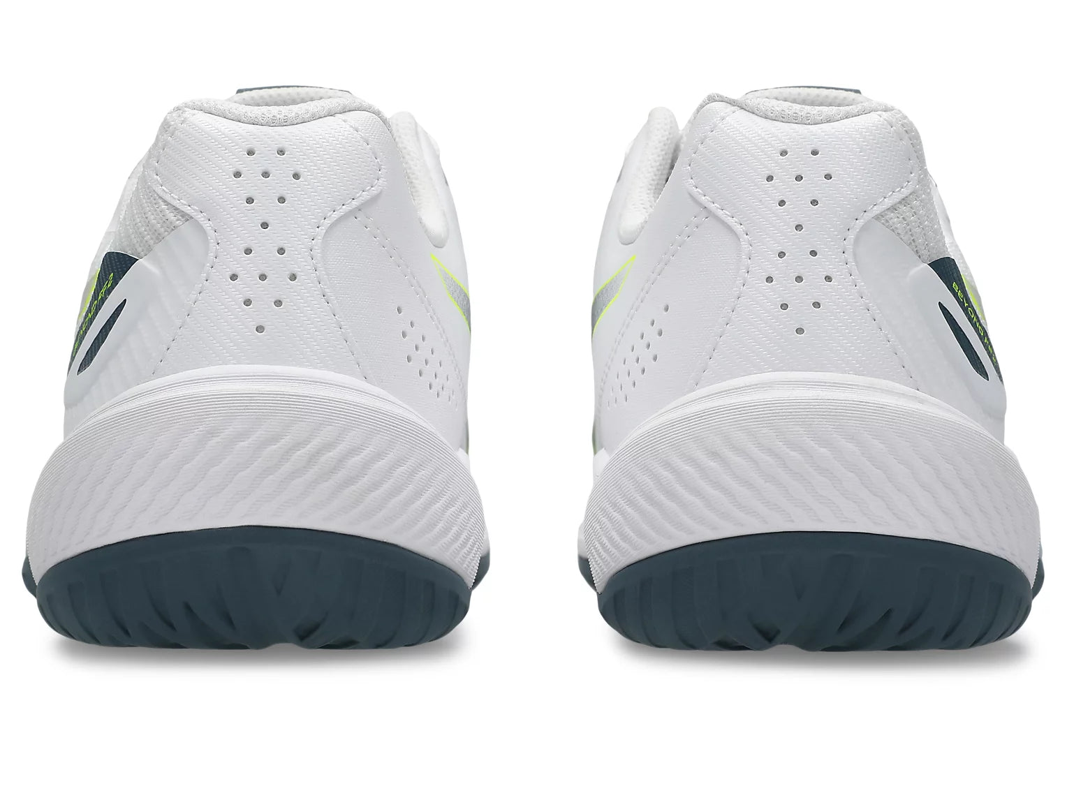 Innebandyskor Asics Beyond FF 2 M med vit ovandel, profilerad häl och mörk sula.