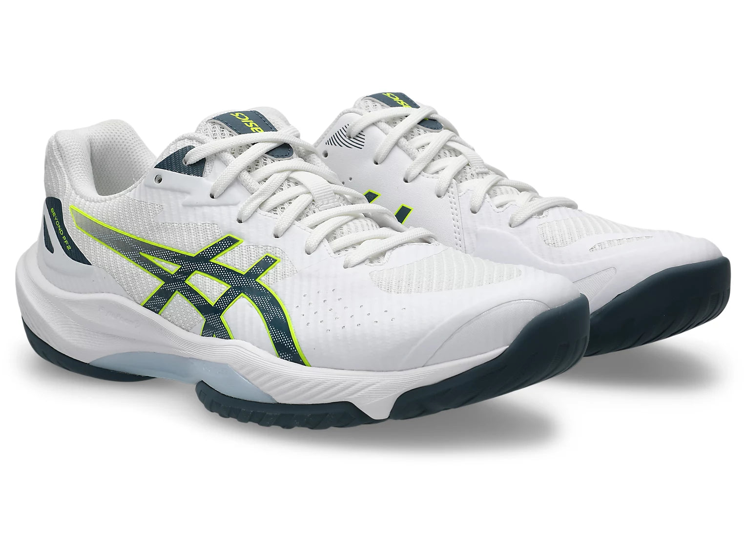 Innebandysko Asics Beyond FF 2 M i vit med gröna ränder, snörning och mörk tåparti.