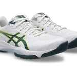 Innebandysko Asics Beyond FF 2 M i vit med gröna ränder, snörning och mörk tåparti.